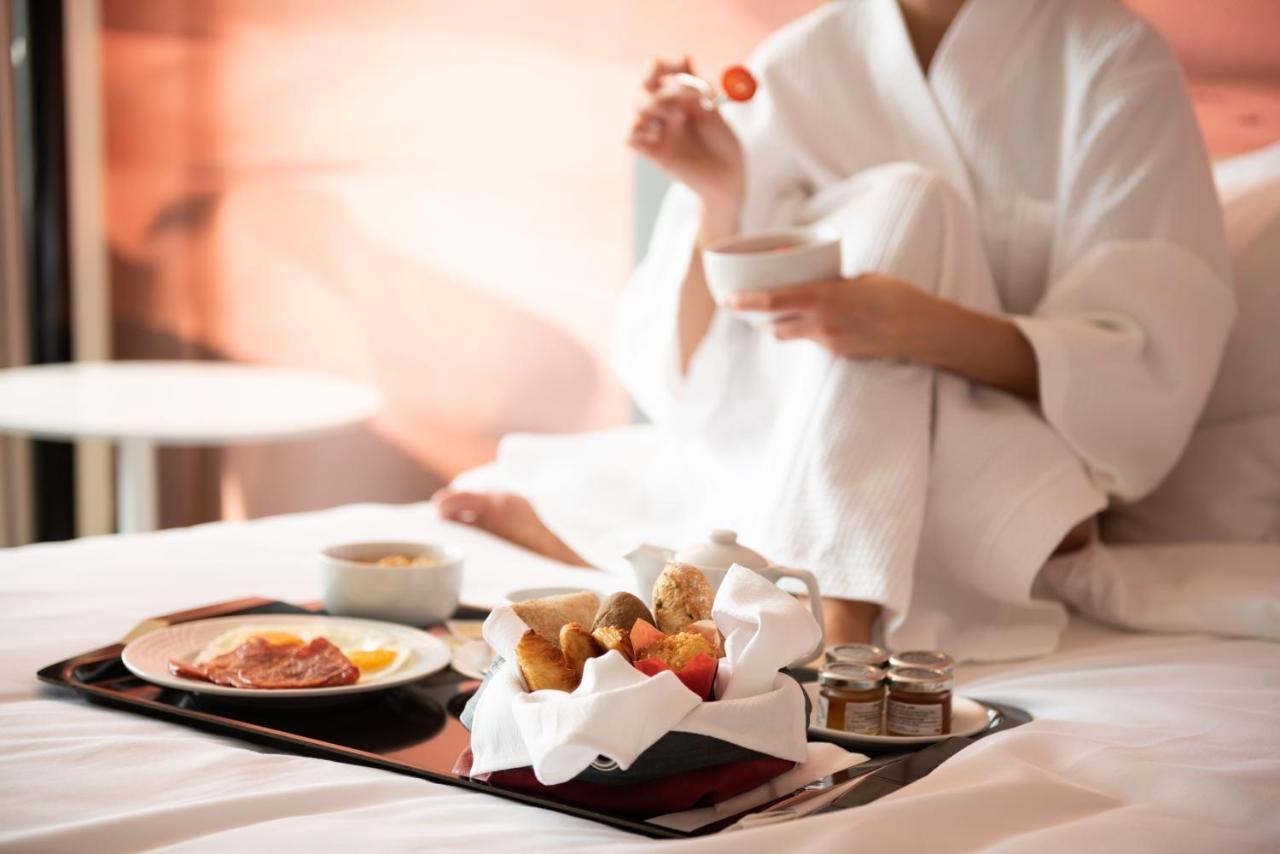 Отель Novotel Expo Centre 4*